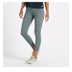 Vuori stride leggings in color kelp.